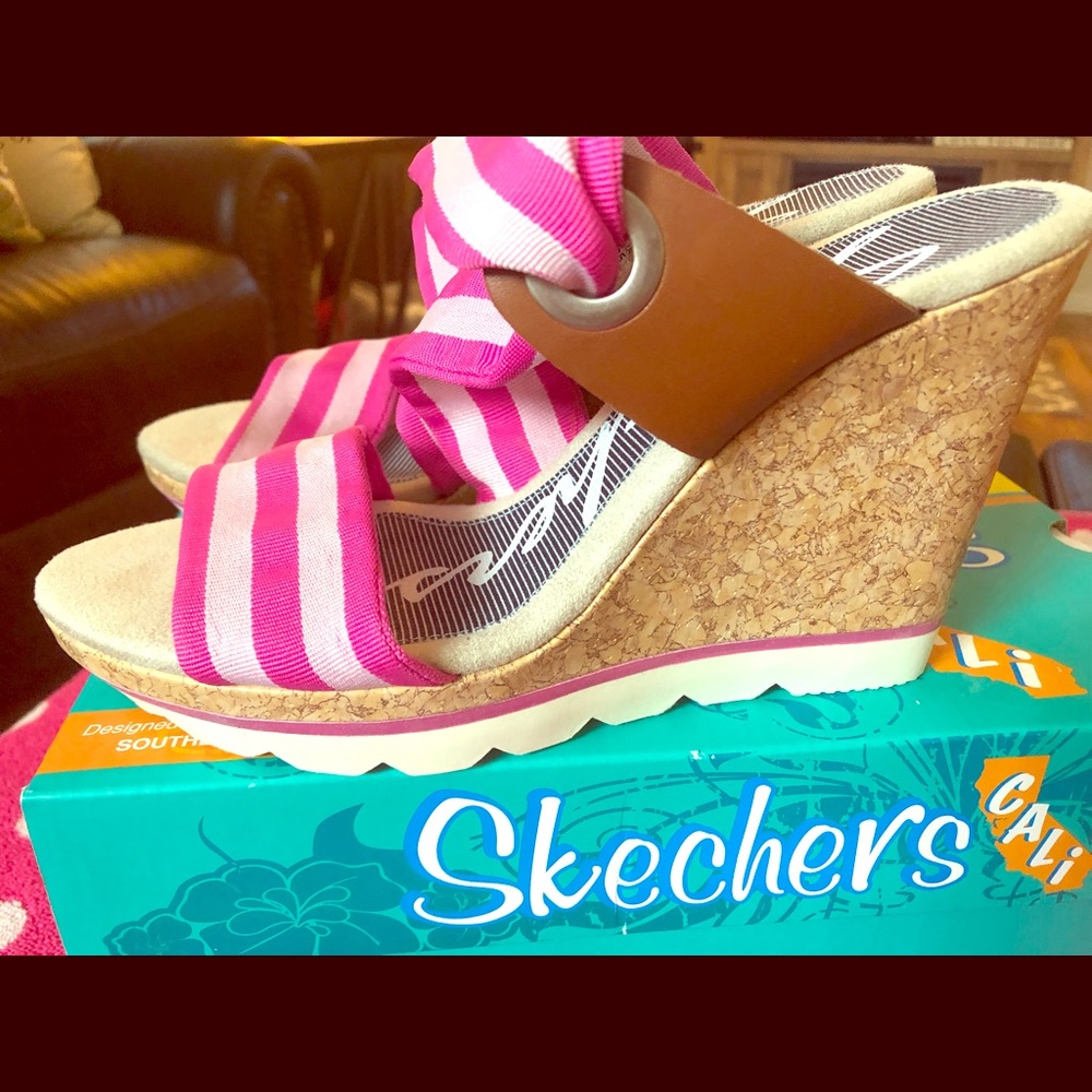 Skechers Cali super cute pink and white wedges 🎀